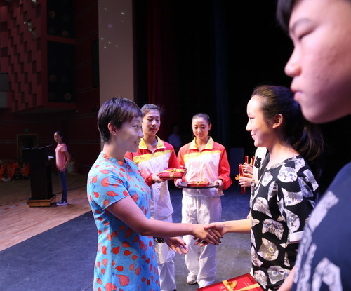 07.副院长吴蕾为获奖学生代表颁奖_调整大小