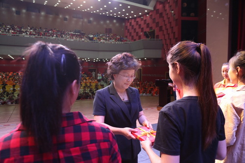 19.党委副书记毕兆炜为获奖学生代表颁奖_调整大小