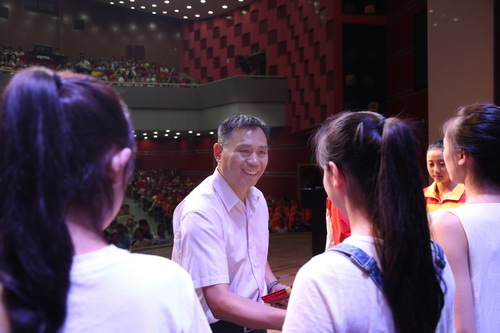 11.副院长黄平为获奖学生代表颁奖_调整大小