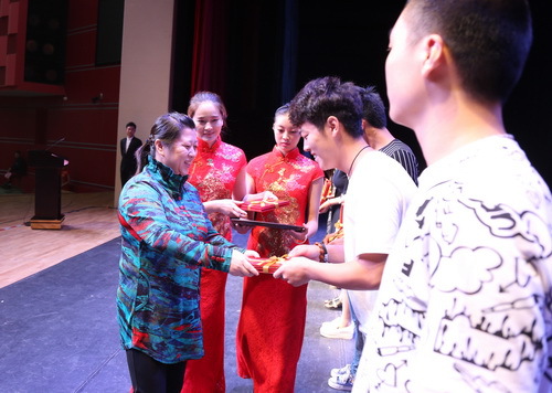 17副院长黄珊珊为获奖学生代表颁奖_调整大小