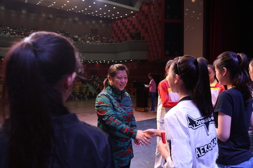 15.副院长黄珊珊为获奖学生代表颁奖_调整大小