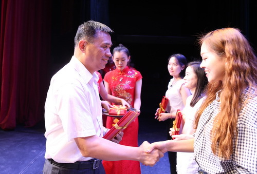 13副院长黄平为获奖学生代表颁奖_调整大小