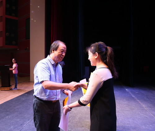 23.院长刘侗为获得优秀班集体的班主任颁奖_调整大小