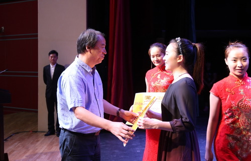 25院长刘侗为获得优秀班集体的班主任颁奖_调整大小