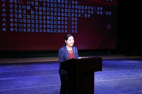 11副院长许翠宣读2014--2015学年度学院“春晖奖”获奖教师表彰决定_调整大小