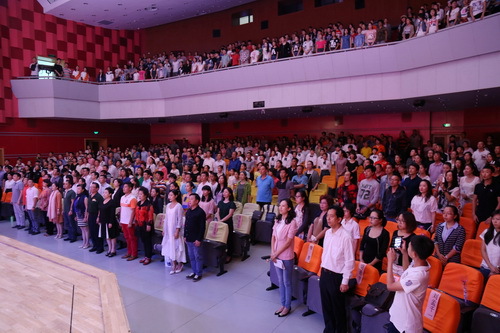 5全体起立唱国歌_调整大小