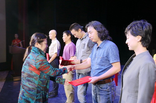 17副院长黄珊珊为获奖部门颁发证书_调整大小