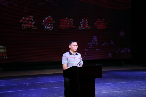 8副院长黄平宣读2014--2015学年度优秀班主任表彰决定_调整大小