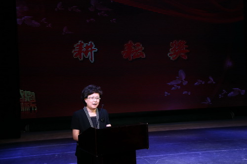 19党委副书记毕兆炜宣读2014--2015学年度学院“耕耘奖”获奖教师表彰决定_调整大小