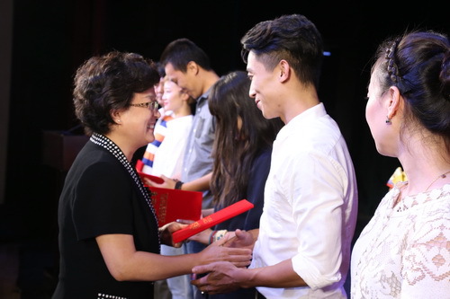 20党委副书记毕兆炜为获奖教师颁奖_调整大小