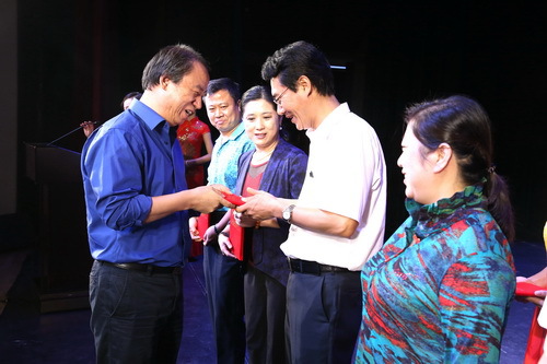 22院长刘侗为获奖教师颁奖_调整大小