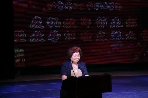 31教师代表瑞剑荣发言_调整大小