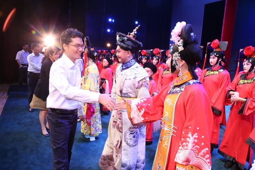 12市文化局党组副书记、副局长吕先富上台接见演员_调整大小