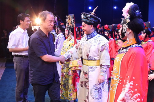 13我院院长刘侗、党委书记刘宝华上台接见演员_调整大小