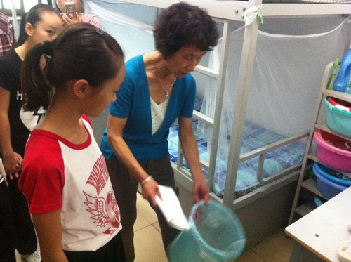 3公寓老师向新生讲解宿舍卫生_调整大小