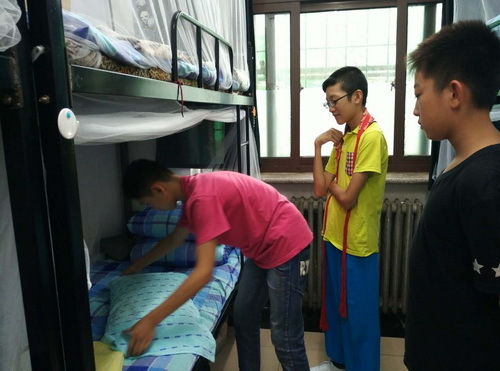 4老生向新生讲解被褥整理_调整大小