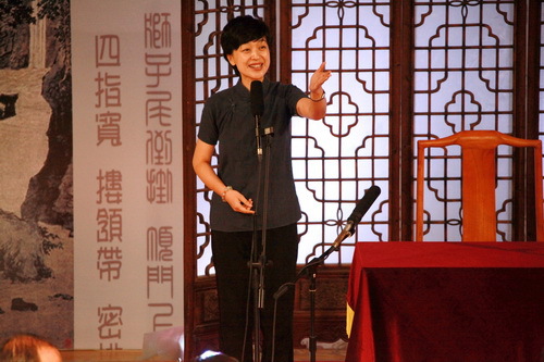 2我院影视表演系副主任、连丽如弟子张怡担任主持_调整大小