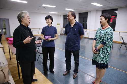 1演出前，我院院长刘侗、副院长吴蕾亲切会见了连丽如先生_调整大小