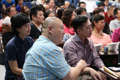 8连丽如弟子王钥波、李菁、张怡观看演出_调整大小