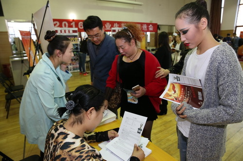 3党委书记刘宝华亲临双选会现场_调整大小
