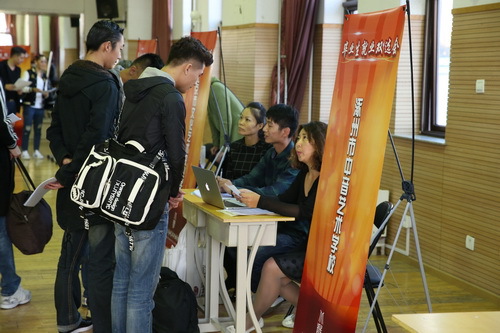 7毕业生和用人单位深入交流_调整大小