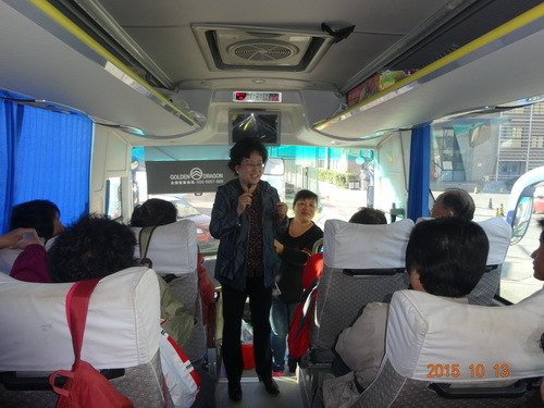 毕书记到车上看望老干部1_调整大小