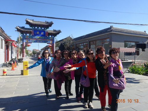 部分老干部在燕城古街合影4_调整大小