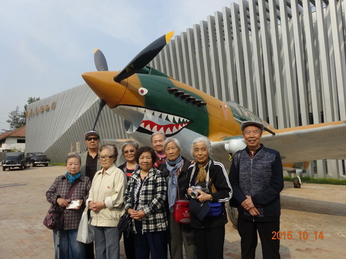 部分老干部在老爷车博物馆合影2_调整大小