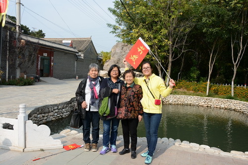 工作人员与老干部合影5_调整大小