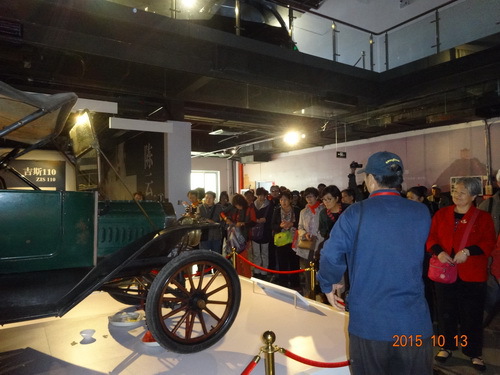 老干部参观老爷车博物馆3_调整大小