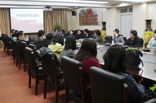 招聘会现场_调整大小