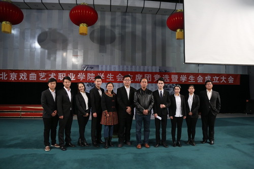 8院长刘侗、党办主任栾海燕老师与候选人合影_调整大小