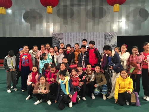 4孙毓敏院长与学生合影留念_调整大小