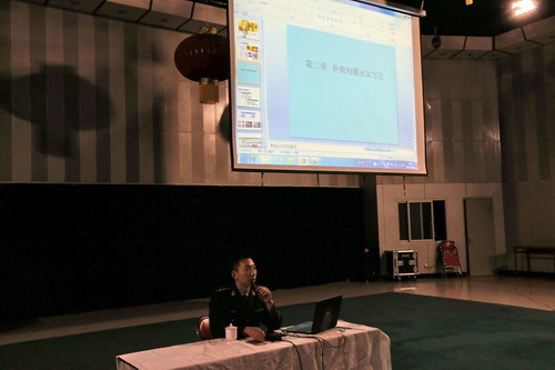 1右安门消防中队副队长朱警官为老师们进行消防安全知识培训_调整大小