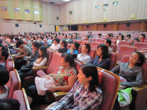 学院党员及入党积极分子认真听讲_调整大小