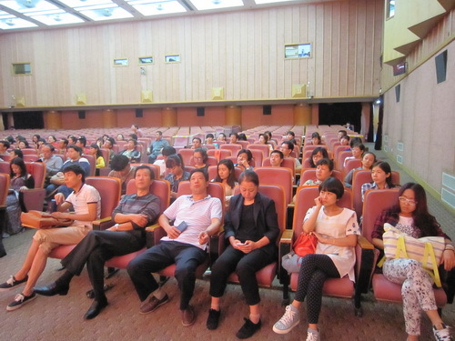 学院党员及入党积极分子参加“最美北京人”巡回宣讲报告会_调整大小